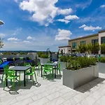One Lux Stay At The Mansfield Miracle Mile